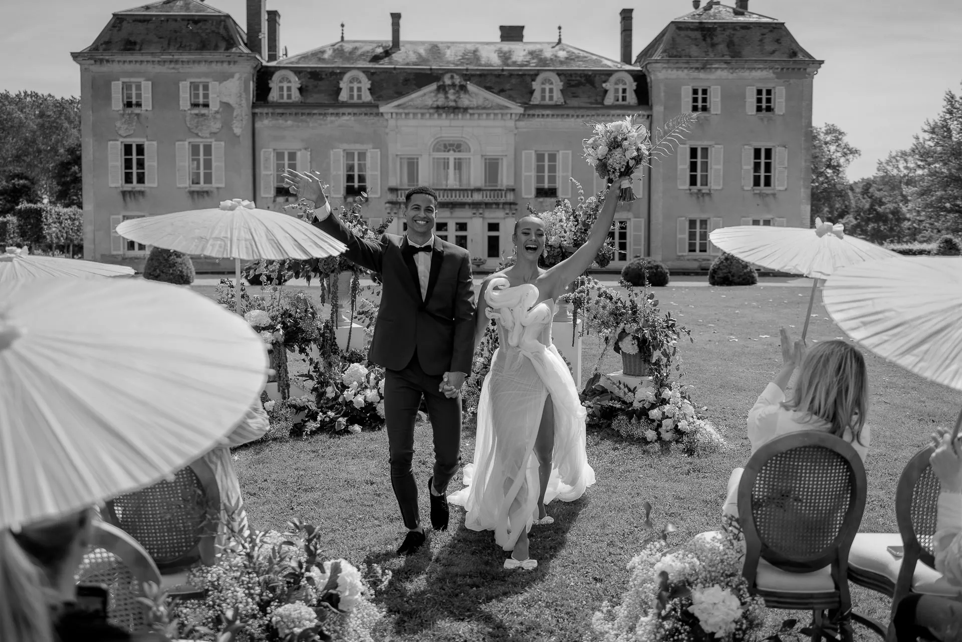 Frisch verheiratetes Brautpaar beim Auszug nach der Trauung am Chateau de Varennes in Frankreich